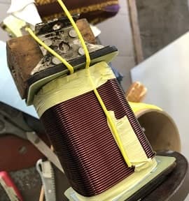 Villanymotor állórész kézi tekercselés közben